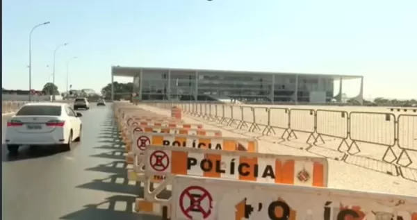 Praça dos Três Poderes é isolada após decisão de Alexandre de Moraes que proibiu acampamentos 