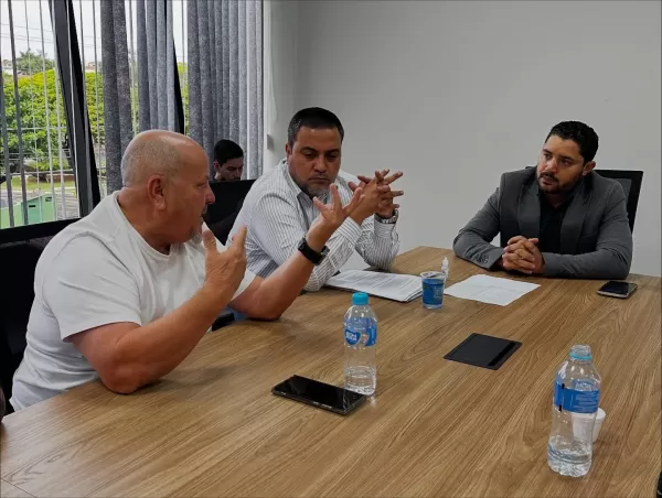 Vereadores de Ourinhos discutem transporte público e planejamento para 2026 com o prefeito Guilherme Gonçalves