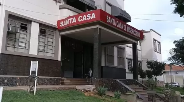 Homem de 44 anos morre após dias internado na Santa Casa de Santa Cruz do Rio Pardo; familiares não foram localizados 