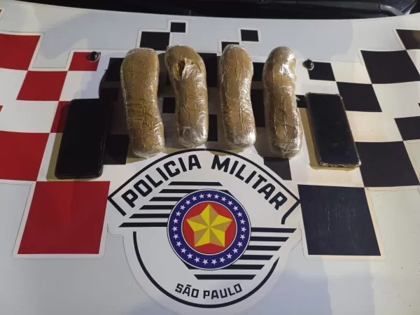Casal boliviano é preso com mais de 2 kg de maconha escondida em tênis na SP-225 em Santa Cruz do Rio Pardo