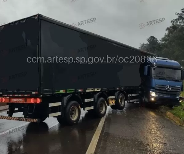 Acidente com carreta provoca congestionamento na Raposo Tavares em Palmital