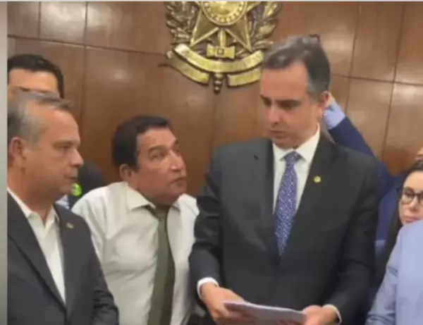 Senadores de oposição protocolam pedido de impeachment contra Ministro Alexandre de Moraes