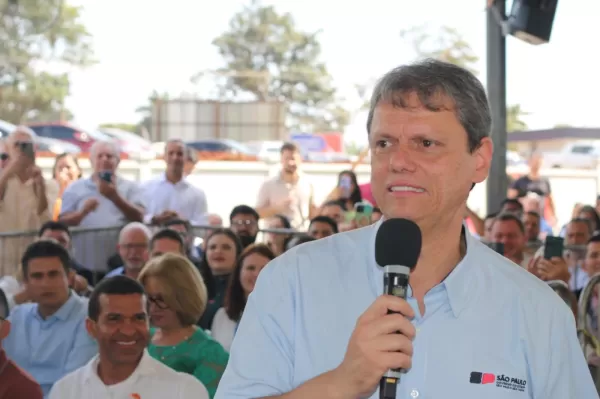 Governador Tarcísio realiza cirurgia e é alvo de críticas por ausência em ato pró-Bolsonaro