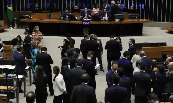 Plenário da Câmara derruba decreto de Lula para aumentar IOF