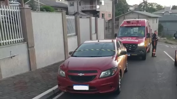 Madrasta é indiciada por homicídio culposo após criança de 3 anos morrer trancada em carro por 10 horas em SC