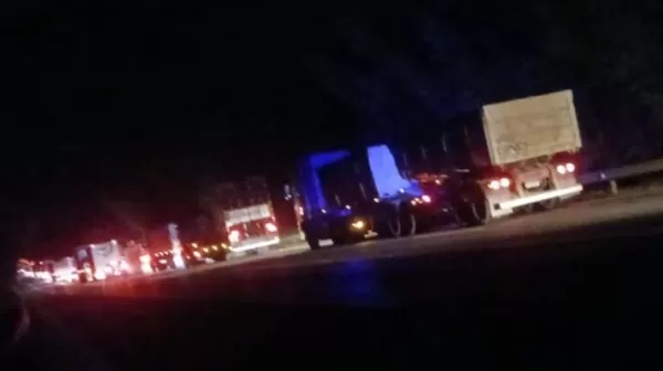 Acidente entre caminhão, carro e van deixa duas pessoas mortas na Rodovia Raposo Tavares, em Paranapanema