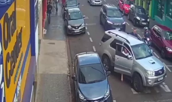 Homem rouba caminhonete com mulher dentro e bate durante fuga em Avaré 