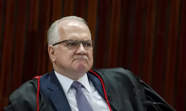 Crise no STF se agrava, e Fachin avalia assumir relatorias de investigações sobre Banco Master e fraudes no INSS
