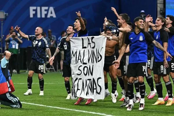 Argentina pode ser investigada pela Fifa após jogadores exibirem faixa sobre as Ilhas Malvinas
