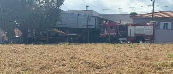 Motorista bate contra árvore e fica preso às ferragens após acidente em Piraju