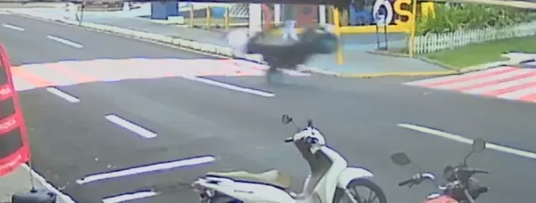 Motociclista é arremessado em acidente no centro de Ourinhos; VÍDEO