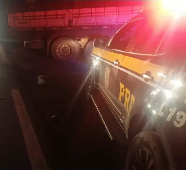 Acidente entre moto e caminhão deixa um morto na BR-153 em Ibaiti