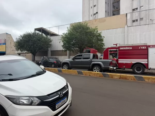 Carro pega fogo em Ourinhos 