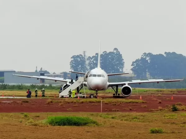 Avião da Latam sai da pista durante pouso em Cascavel; aeroporto é fechado