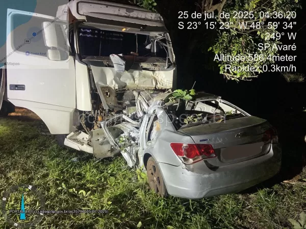 Motorista morre em colisão frontal contra carreta na SP-255 em Avaré