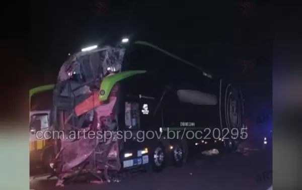 Batida entre ônibus e carreta bitrem deixa duas pessoas mortas na Castello Branco; ônibus da Garcia saiu de Londrina 