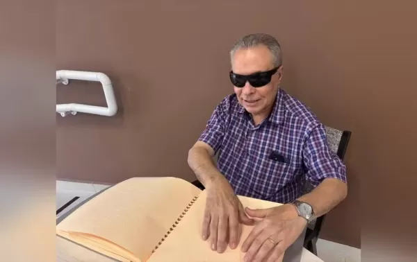 Morador de Chavantes que perdeu a visão ainda criança destaca importância de Bíblia em braille