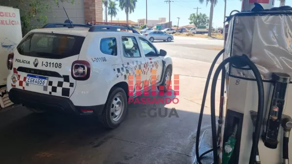 Posto de combustíveis é assaltado em Ourinhos; bandidos fugiram a pé e deixaram moto no local; Vídeo