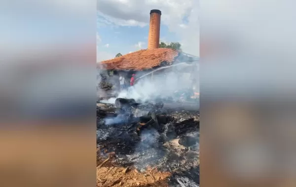 Incêndio destrói pavilhões de olaria em Taquarituba; ninguém ficou ferido
