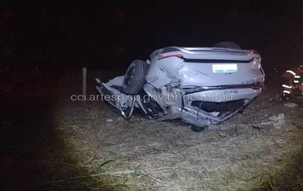 Passageiro morre após carro bater e capotar na SP-127