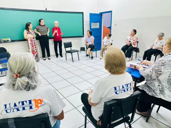 Alunas de Psicologia do UNIFIO realizam atividade na UATI