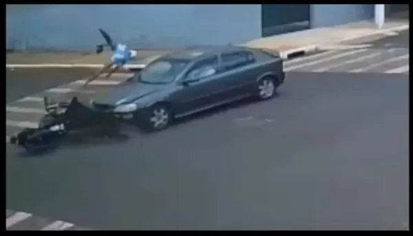 Vídeo: Motociclista é arremessado após grave colisão com carro em frente à UBS da Vila Brasil, em Ourinhos