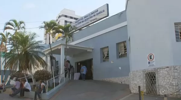 Bebê morre sufocada após irmão rolar na cama e dormir sobre ela na região 