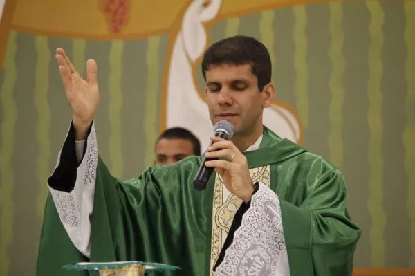 Padre do interior de SP é excomungado após se juntar a grupo que desafia o papa Leão XIV