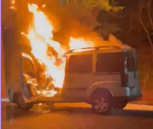 Carro é destruído por incêndio no Jardim Ouro Verde, em Ourinhos