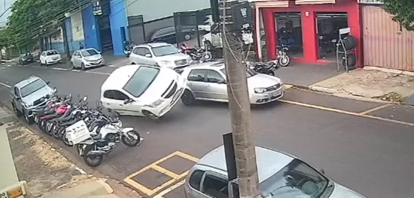 Acidente em frente aos Correios em Ourinhos envolve carro com idosa e gestante; apesar do susto, ninguém se feriu