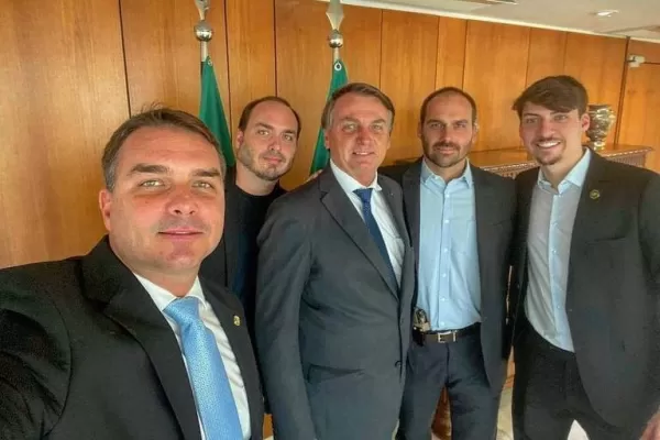 Moraes autoriza Carlos e Jair Renan a visitarem Bolsonaro, mas mantém Flávio proibido até o fim das eleições