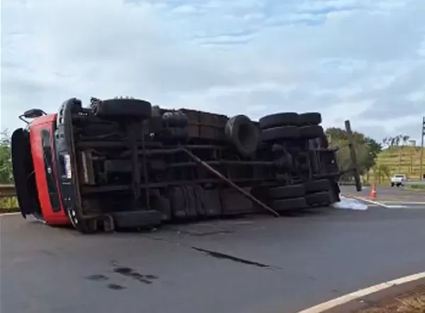 Mais uma carreta tomba em alça de acesso entre Rodovias Mello Peixoto e Raposo Tavares em Ourinhos