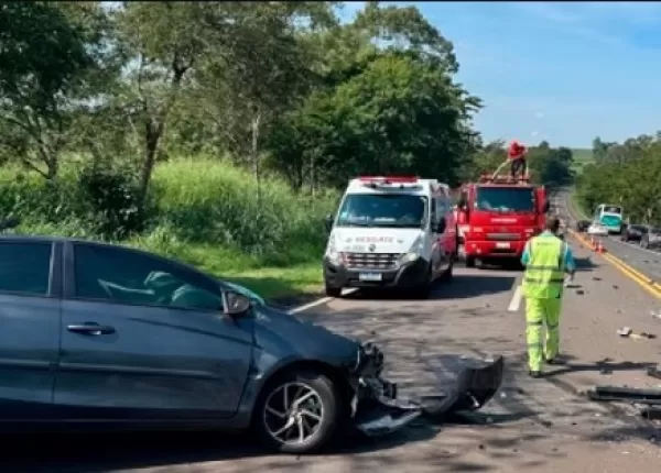 Idoso morre após colisão entre carro e ônibus com 46 passageiros na SP-294