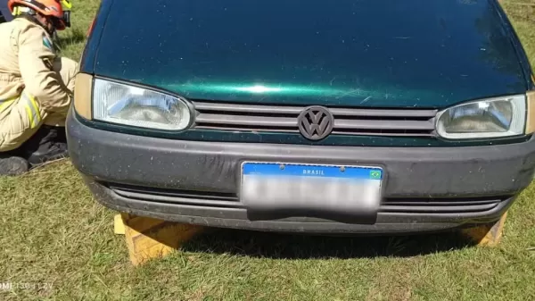 Idoso morre atropelado pelo próprio carro ao parar para fechar portão de casa, segundo familiares