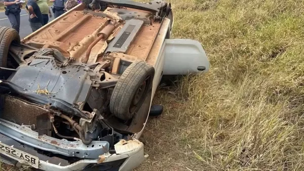Professora de Manduri sofre acidente com carro da prefeitura e passa por observação