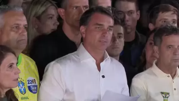 Flávio Bolsonaro chama processo eleitoral de “sacanagem”, diz que não reconhece derrota para Lula e anuncia que tentará anular eleição