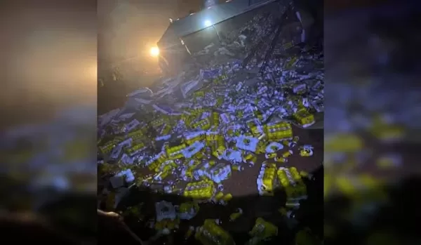 Caminhão carregado com 34 toneladas de cerveja tomba e carga é saqueada no interior de SP