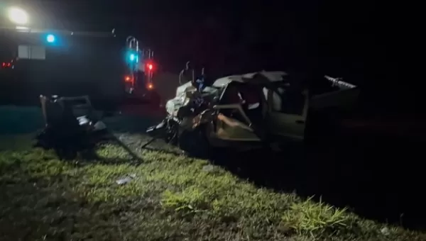 Colisão entre ônibus e caminhonete deixa três feridos em rodovia de Bandeirantes (PR)