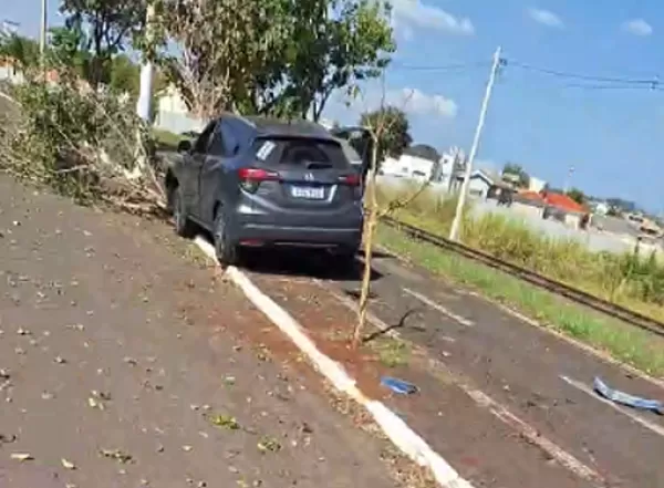 Mulher é socorrida após acidente na Avenida Santino Brianezi em Ourinhos