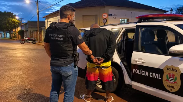 Polícia Civil prende jovem de 22 anos investigado por roubo violento de carro e o flagra com drogas em Chavantes