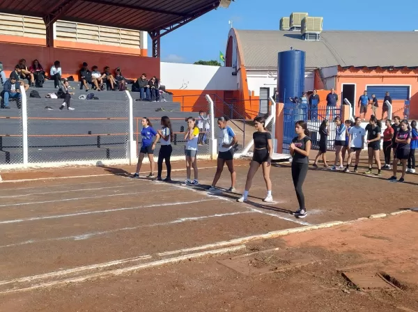 Mais de 100 estudantes participam do Interescolar de Atletismo no Monstrinho