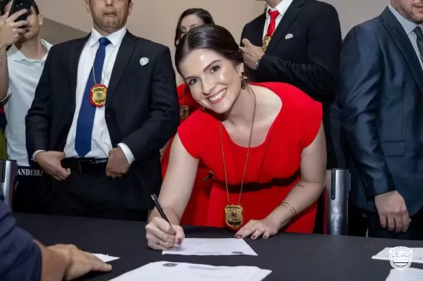 Delegada recém-formada sofre ataques nas redes sociais após publicar foto de cerimônia de posse em SP