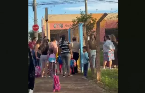 Servidores protestam e escolas registram paralisação em Ourinhos