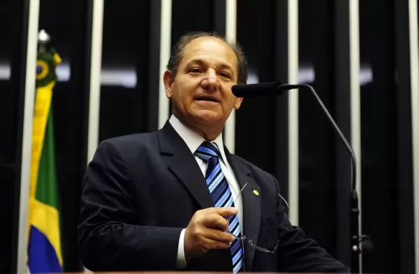 Câmara dos Deputados oficializa afastamento de Eduardo Bolsonaro e convoca suplente