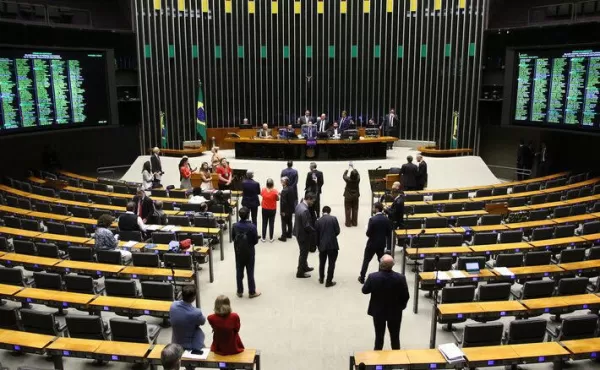 Câmara aprova pacote eleitoral de Lula que perdoa dívidas e aumenta teto do MEI