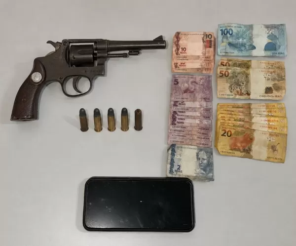 Motorista é preso após perseguição policial e apreensão de revólver na madrugada em Ourinhos