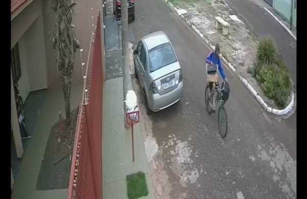 Morador do Jardim Santa Fé, em Ourinhos, tem casa invadida e furtada três vezes em quatro meses; imagens mostram suspeito pulando o muro em plena luz do dia