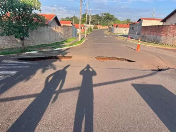 Vazamento rompe rede de água e faz asfalto ceder no Ecoville, em Ourinhos