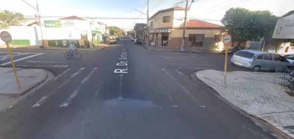 Homem é assaltado por duas mulheres e tem cartões usados em compras no centro de Ourinhos