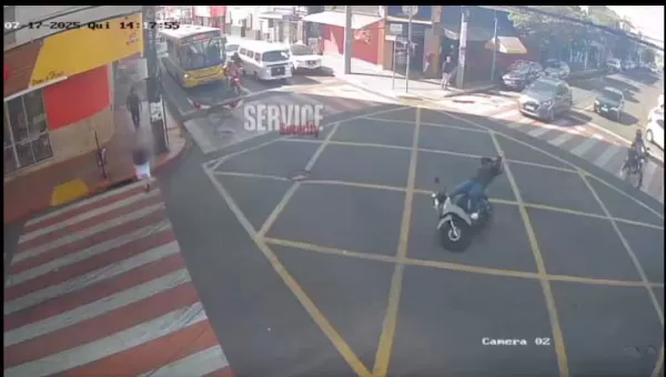 Vídeo mostra momento em que motociclista se enrosca em cabo e cai no Centro de Ourinhos